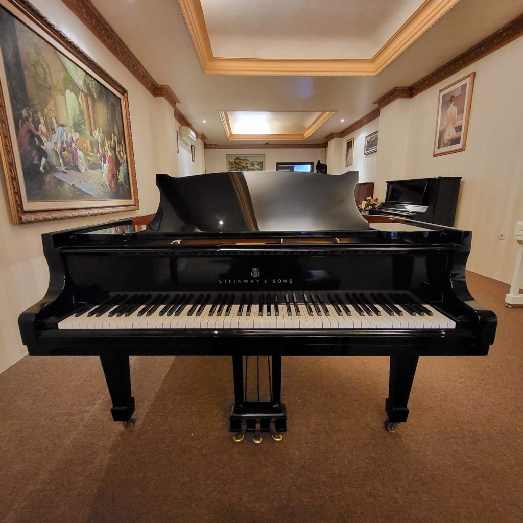 Piano Steinway & Sons B211