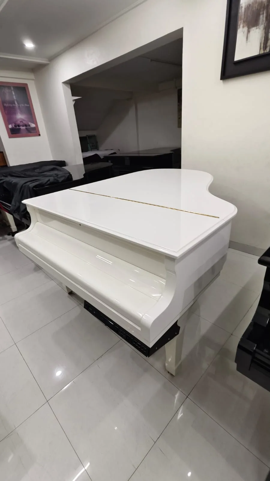 Yamaha C3 Disklavier Polished White tampak depan