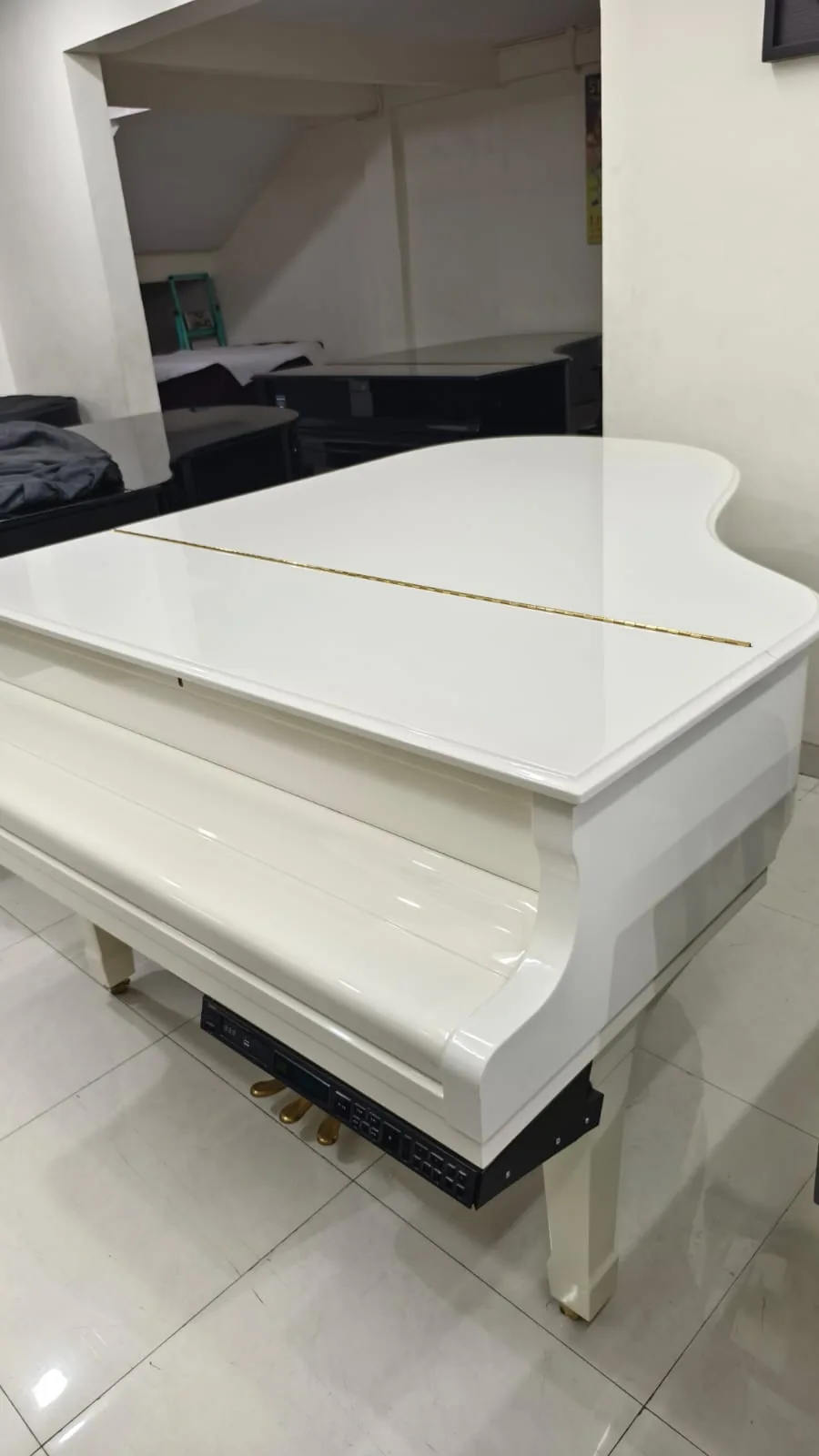 Yamaha C3 Disklavier Polished White tampak keseluruhan