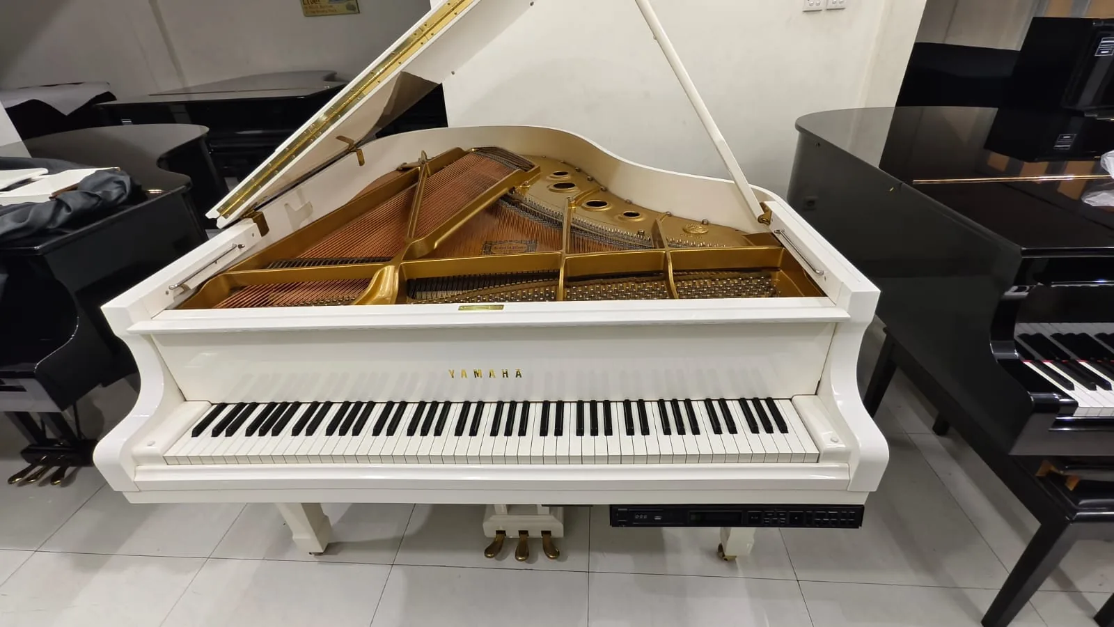 Yamaha C3 Disklavier Grand Piano Bekas Polished White full body dengan lid terbuka