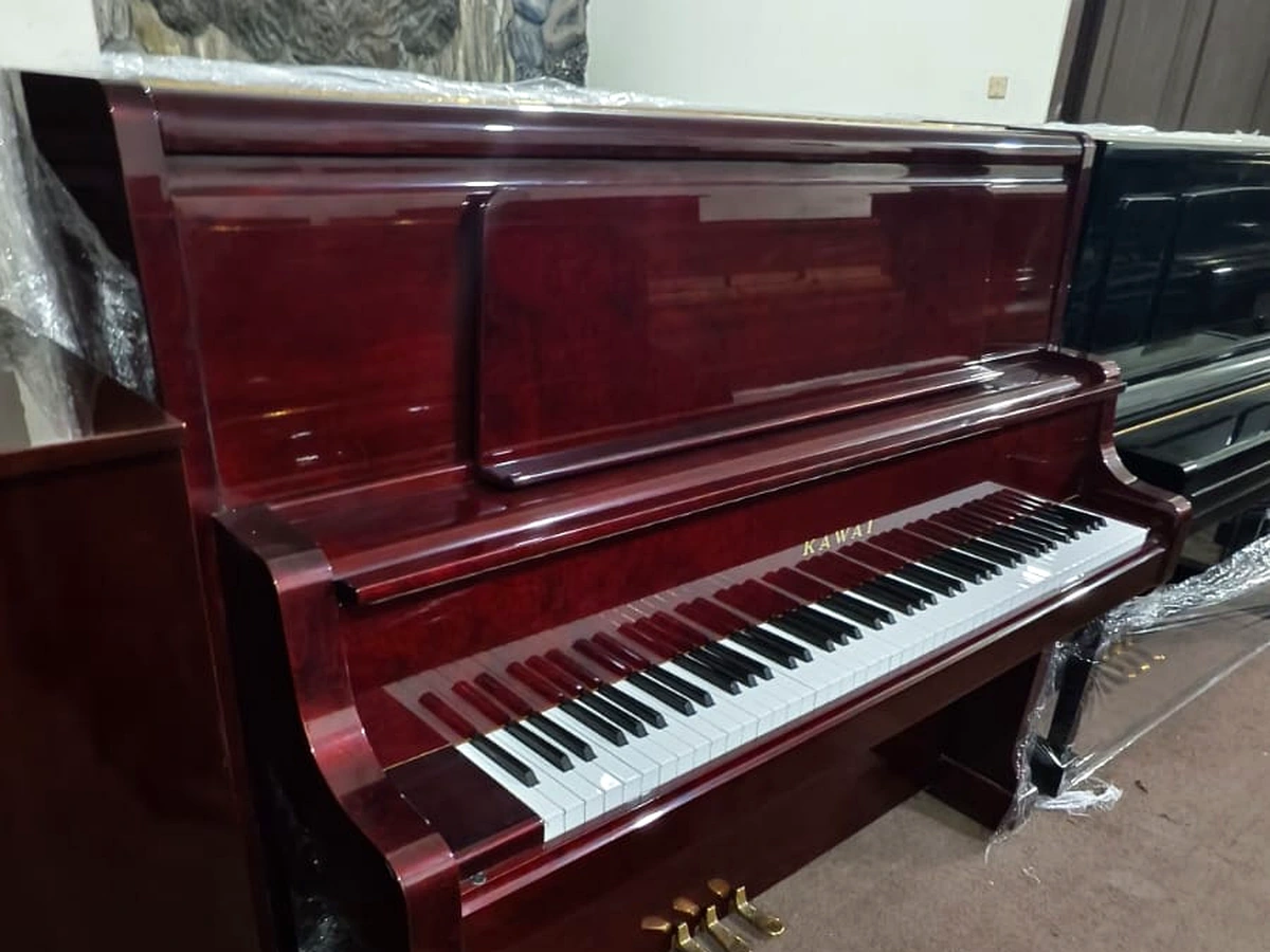 Kawai KL-32BG tampak tiga perempat dengan tuts piano terbuka