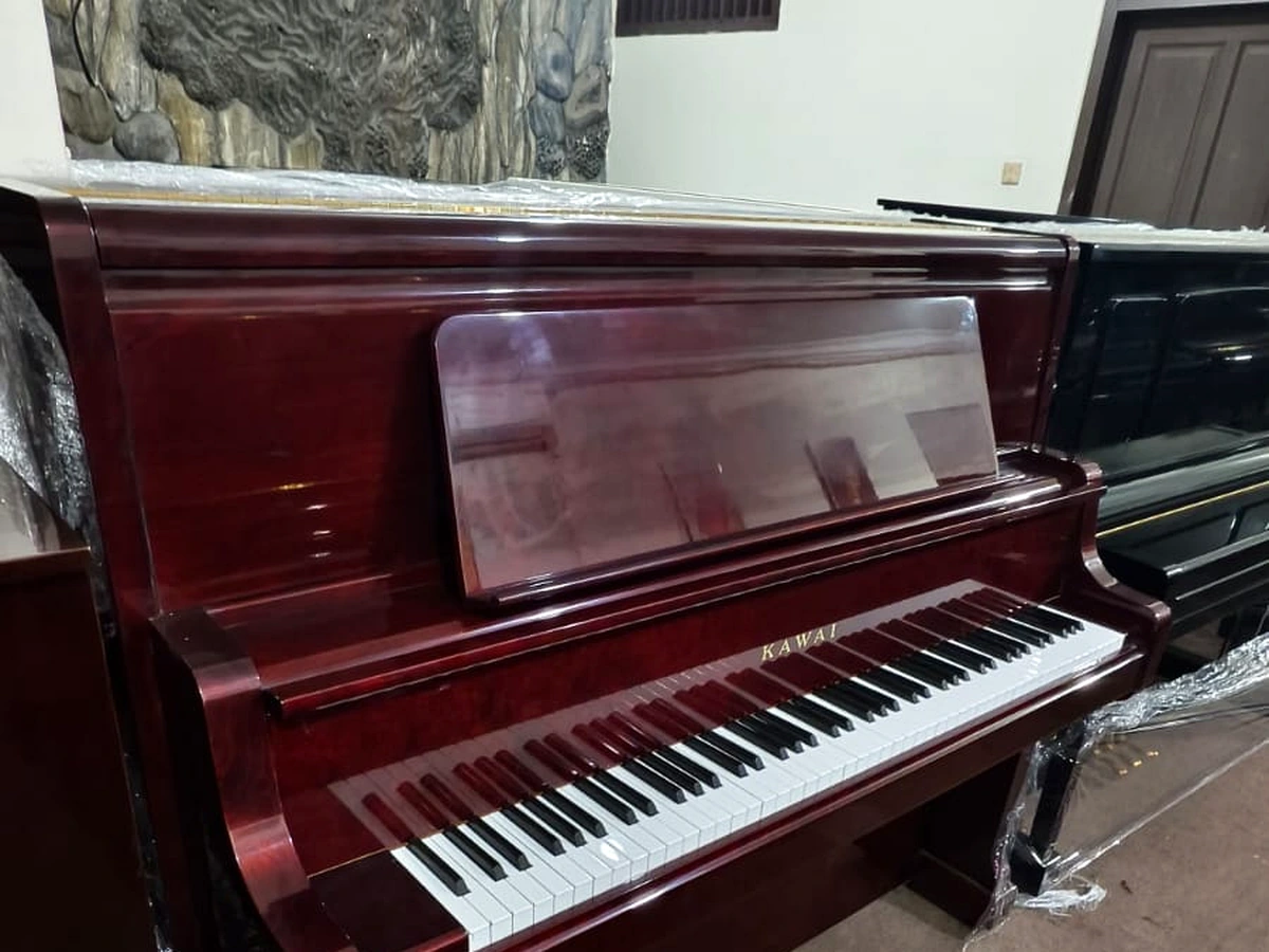 Kawai KL-32BG tampak depan dengan music desk terbuka dan tuts piano