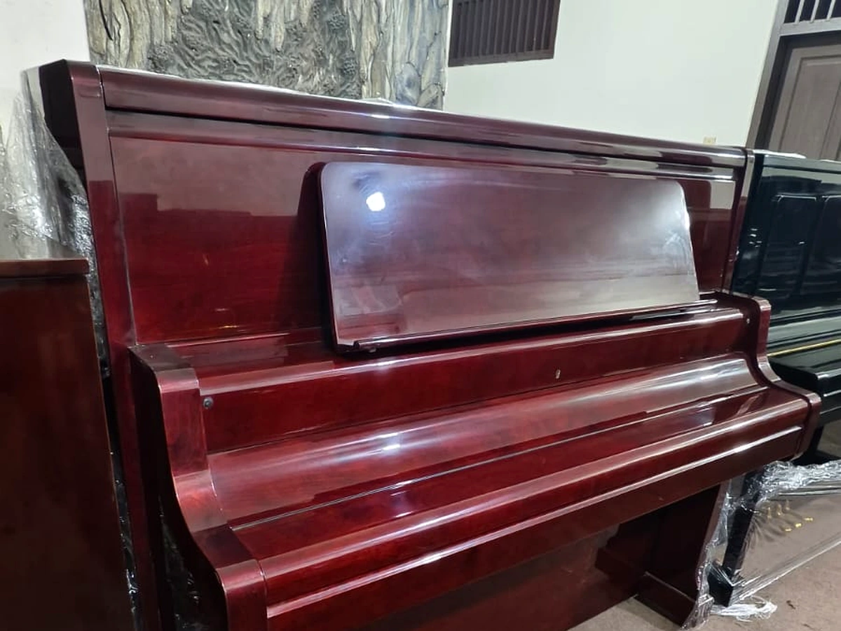 Kawai KL-32BG tampak depan dengan penutup tuts piano tertutup