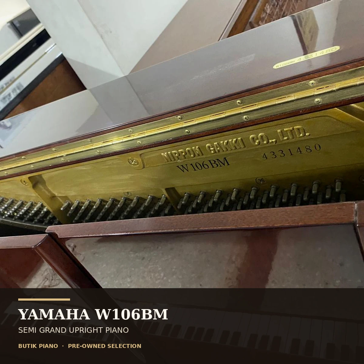 Yamaha W106BM upright piano bekas warna cokelat kayu, tampak depan dengan tuts terbuka