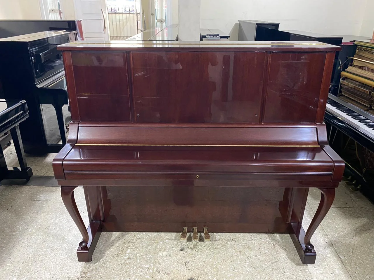 Yamaha W106BM tampak depan dari sudut berbeda