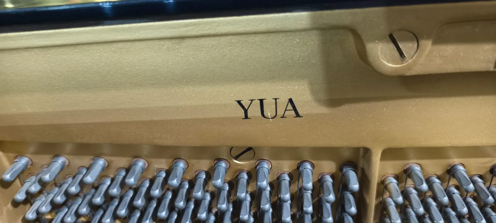 Tampak depan Yamaha YUA upright piano hitam