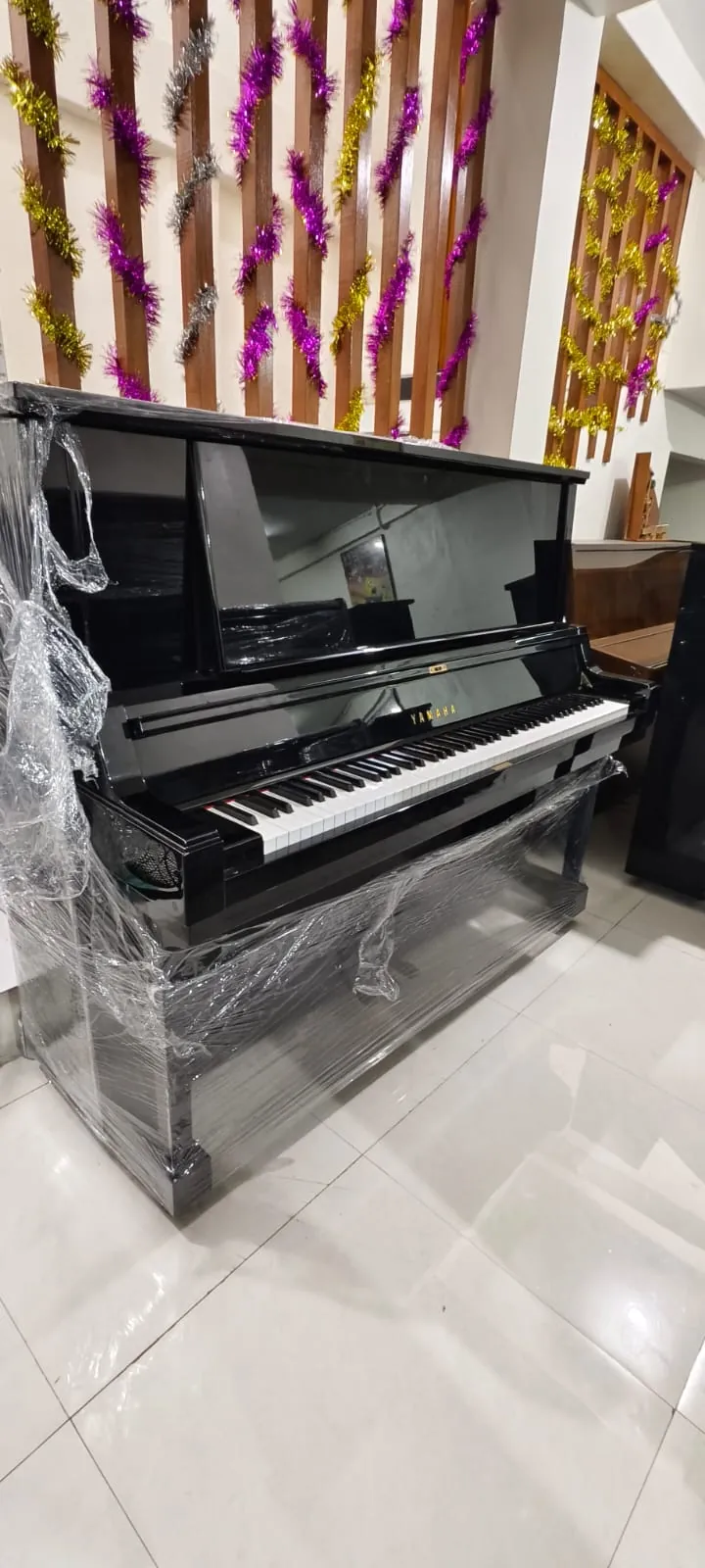 Tampak depan lain Yamaha YUA piano akustik