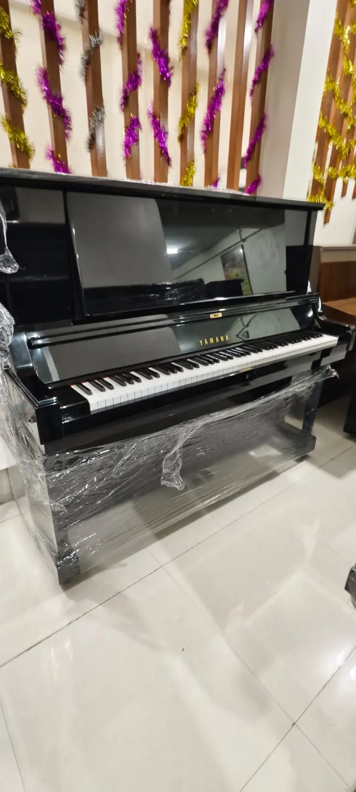 Tampak samping Yamaha YUA upright piano
